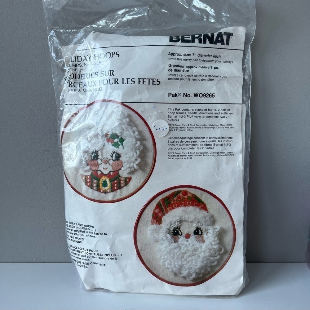 Bernat Holiday Hoops Christmas Stitchery Kit  Mr Mrs Kringle Santa W09265 W09266